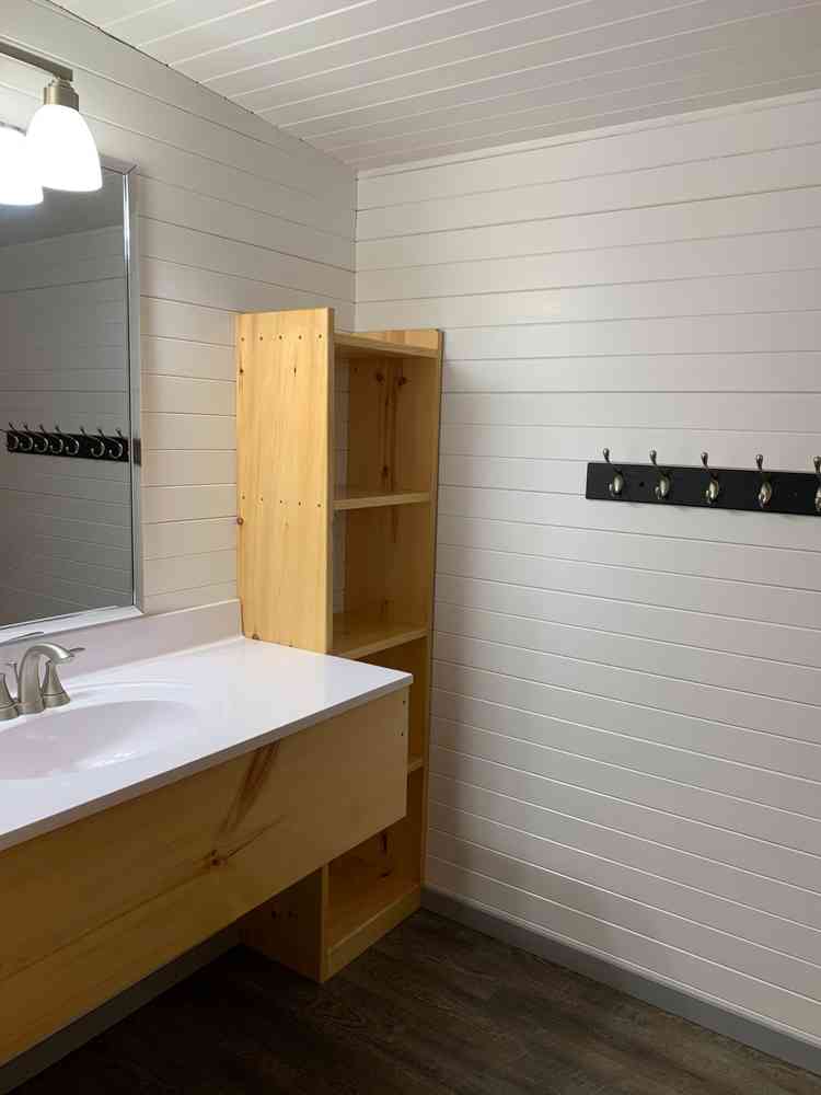 A view of the bathroom of the Cedarview cottage.